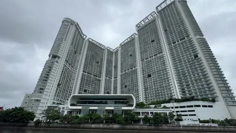 Pasig River View from Estrella-Pantaleon Bridge Makati Mandaluyong 4K 60fps Stockbeeldmateriaal 339556722