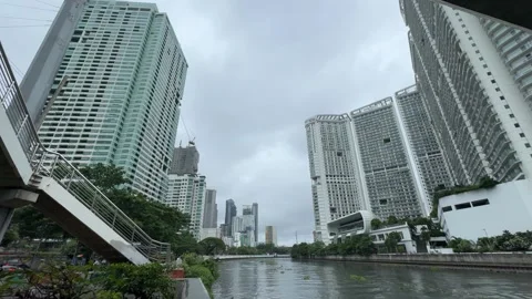 Pasig River View from Estrella-Pantaleon Bridge Makati Mandaluyong 4K 60fps 動画素材 339556777
