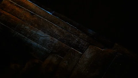 Pass a note under the door Stockbeeldmateriaal 129769574