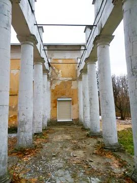 Passage between the columns of the old building, symmetrical perspective, r.. Foto stock