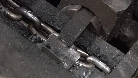 Passage between the deburrers during the production of a steel chain Stockbeeldmateriaal 101386736