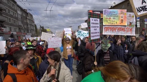 Passage of the camera to protesters and strikers who stand with posters. Stock Footage 75202499