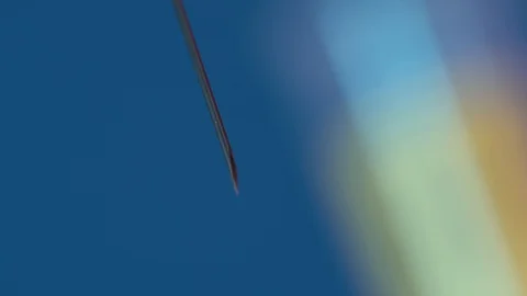 Passage of focus between the syringe tip and the test tube blue background Video stock 128343387