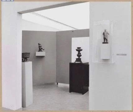 Passage to other room with three objects; Masters of the Bronze of Italian... Foto stock