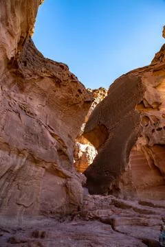 The passage in the rocks of Solomon Pillars in Timna park Stock-Fotos