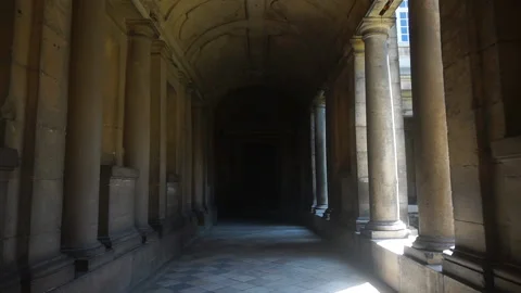 Passage through the old palace with columns and frescoes, the sun through the co Vídeo Stock 149510918