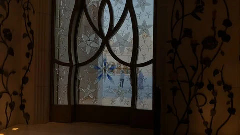 Passage through the stained glass window of the Sheikh Zayed Mosque Stockbeeldmateriaal 125586205