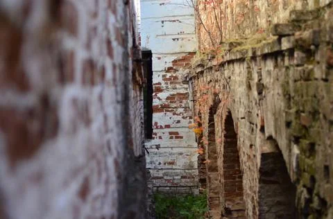 The passage to the tower between the old wall and the building Foto stock