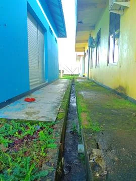 The passageway separating the two buildings in blue and yellow Foto stock