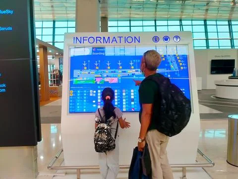 Passanger looking at Information screen showing map of at the airport Foto stock