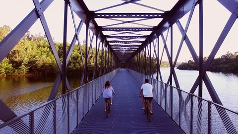 Passeio de bicicleta dentro de uma ponte vintage, região do Dão Portugal Video stock 130084639