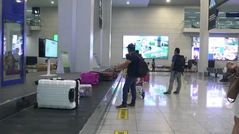 PASSENG WAITING LUGGAGE Stock Footage 114175902
