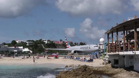 Passenge plane Boeing 767 of American Airlines near Maho Beach Video stock 182916038