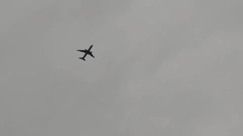 Passenger airplane flying in cloudy sky Vidéo 310406820
