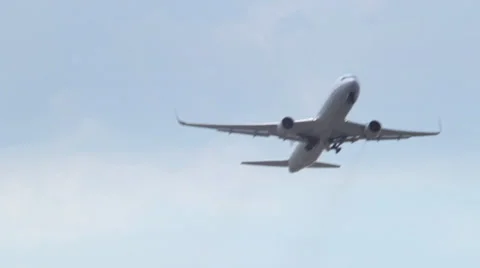 Passenger Airplane takeoff Stock Footage 39641573