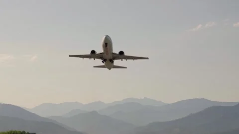 Passenger airplane taking off from runway Vidéo 283757958