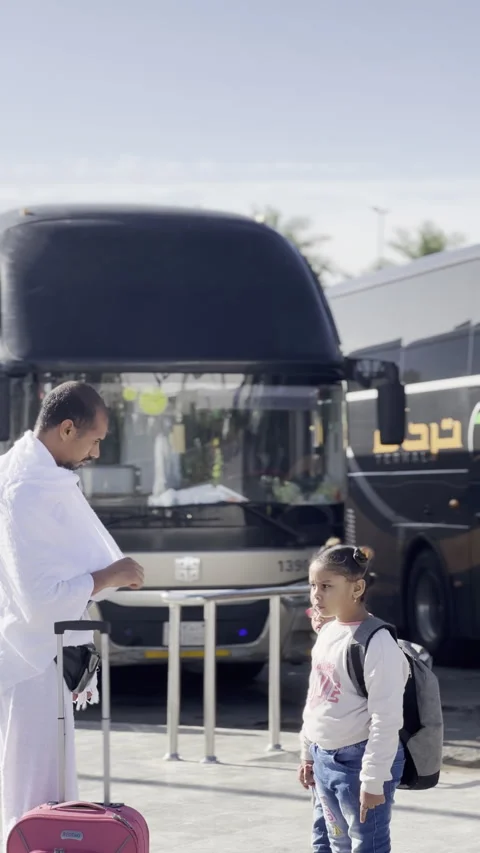 Passenger Boarding a Red Coach Bus at Station Entrance Vídeo Stock 322072448
