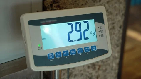Passenger checking luggage weight with scale 動画素材 106031978