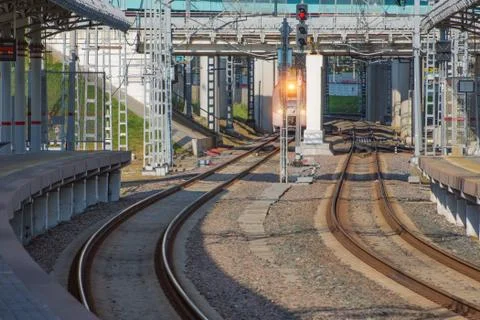 Passenger empty platform without people at the turn of the railway and commut 스톡 사진