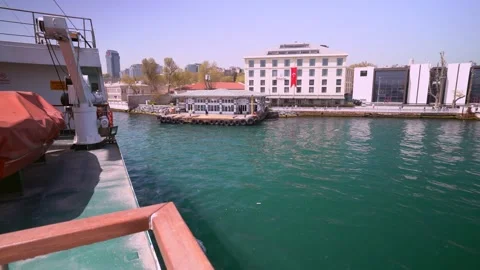 Passenger ferry coming to the pier Vidéo 147129076