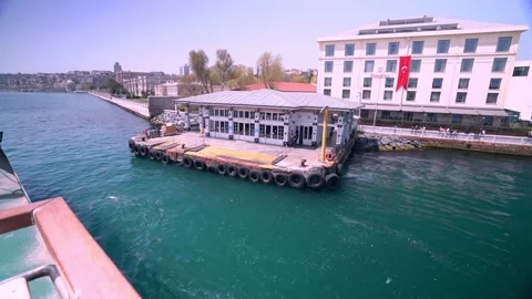 Passenger ferry coming to the pier 库存影片 147130846