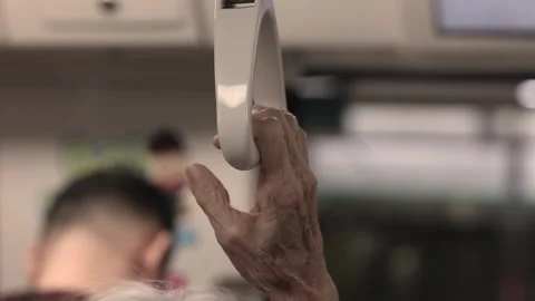 Passenger hand holding handle of a train Handrails old ladys hand cenior eldery Vidéo 272564448