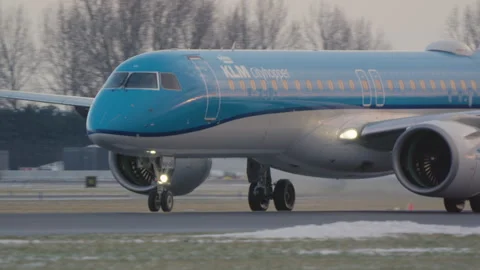 Passenger Jet Accelerating on Runway 库存影片 334367279