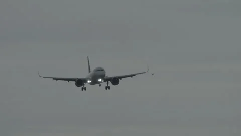 Passenger jet approaching in cloudy conditions 스톡 동영상 324147605