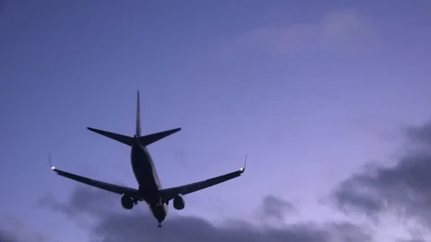 Passenger jet landing in the evening sunset Manchester airport UK 4K Vidéo 103545778