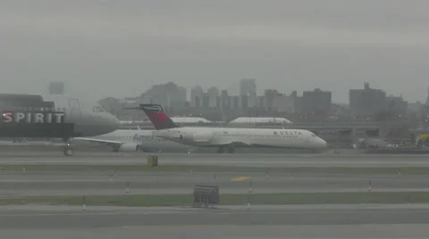 Passenger jets awaiting takeoff in new York Stock-Footage 49005202