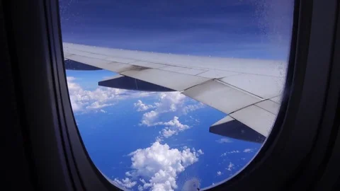 Passenger opening the plastic blind on an airplane window in 4K Vidéo 75895940
