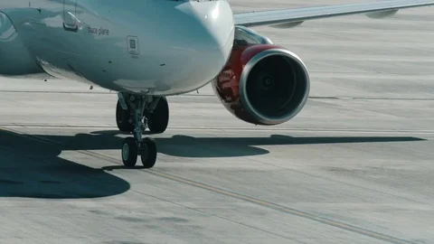 Passenger Plane Arriving 스톡 동영상 71943182