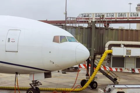 Passenger plane is being serviced by ground services prior to next takeoff at Foto stock