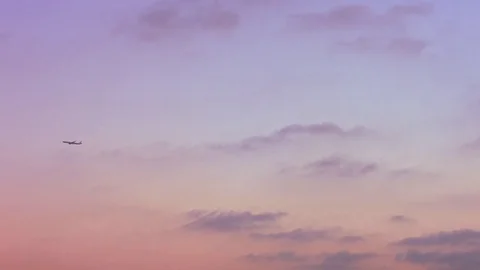 A passenger plane flies across the screen in real time Vidéo 76259312