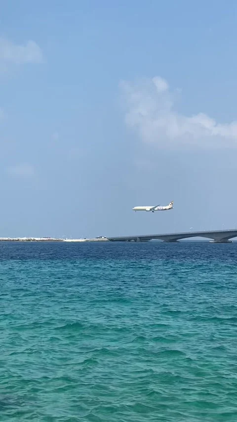 Passenger plane landing over Sinamale Bridge Male Maldives 9:16 库存影片 344699683