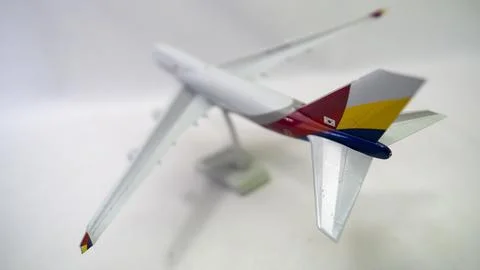 Passenger plane on map and plane crash - Foto stock