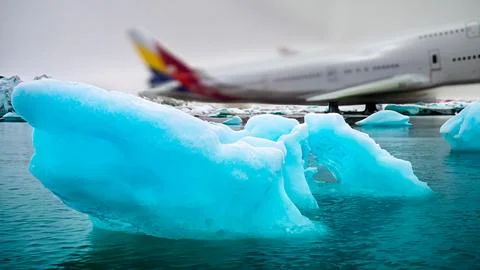 Passenger plane on map and plane crash - Foto stock