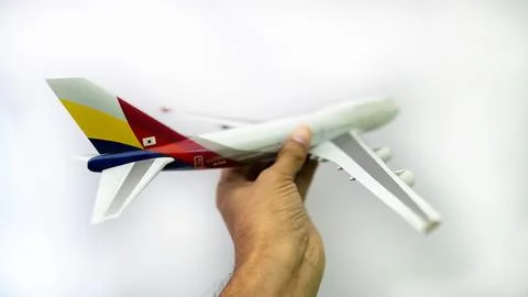 Passenger plane on map and plane crash - Foto stock