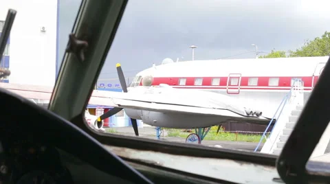 A passenger plane is parked Vidéo 65114683