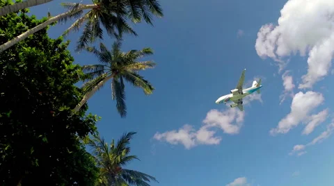 Passenger Plane Passes Low Overhead Tourists On The Beach. 스톡 동영상 51104504