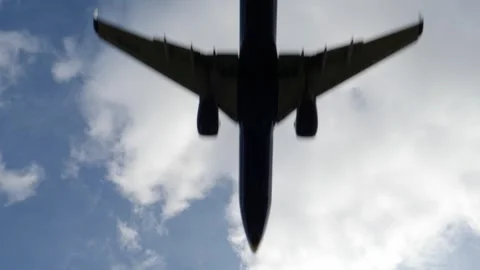 Passenger plane passing overhead at a short distance. Slow motion. Video stock 257018839