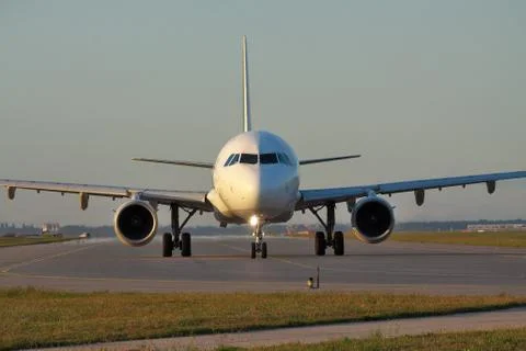 Passenger plane on sunset Foto stock