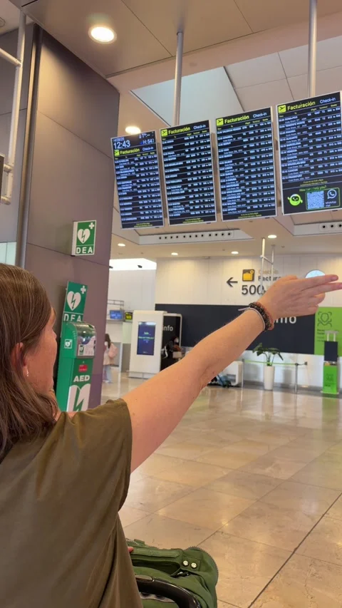 Passenger pointing at the flight information board Vidéo 344571975