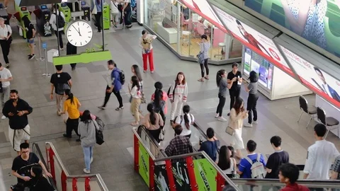 Passenger rushing through ticket gate at BTS Skytrain Stations during rush hour Vidéo 115960005