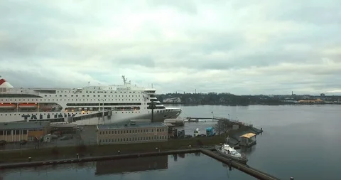 Passenger ship flyover 動画素材 121990862