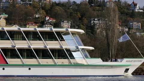 Passenger ship on the river Elbe Vidéo 70631170