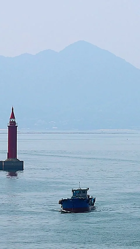 Passenger Ships Passing by a Lighthouse in Hiroshima Port, Seto Inland Sea 库存影片 340830503