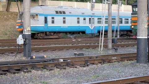 Passenger train accelerates by rail 库存影片 111577088