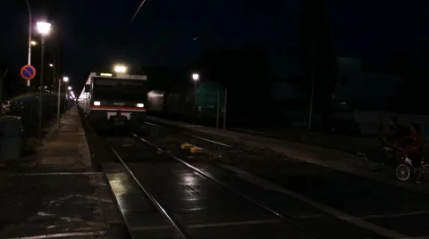 Passenger train aproaches and passes by in the night Vidéo 8578745