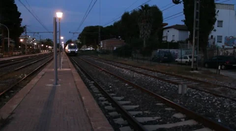 Passenger train aproaches and passes by in the night Vidéo 8578764